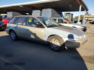 1999 Saturn SW z VIN 1G8ZK8271XZ368987, wystawiony jako Copart lot #82610964 z przebiegiem 222 100 mil mil oraz Tytuł czysty. Historia ofert i sprzedaży dostępna na DreamBid. Obrazek 4.