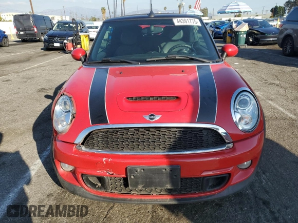 2013 MINI Convertible S z VIN WMWZP3C52DT705587, wystawiony jako Copart lot #44391775 z przebiegiem 83 506 mil mil oraz Szkoda całkowita • Salvage title. Historia ofert i sprzedaży dostępna na DreamBid. Obrazek 5.
