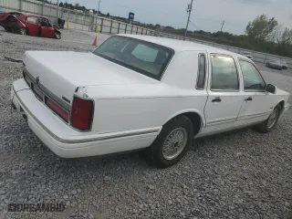 1997 Lincoln Town Car Signature with VIN 1LNLM82W2VY697709, listed as a Copart auction lot 70506934 with 200,288 mi miles and Salvage Title. Bid and sale history available at carsss.com. Image 3.