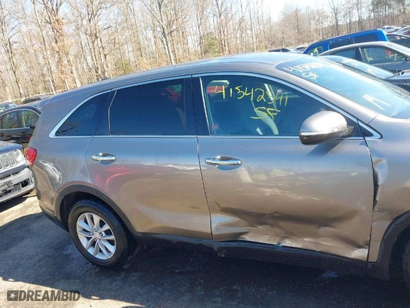 2017 Kia Sorento LX with VIN 5XYPG4A33HG209703, listed as a IAAI auction lot 41542541 with 112,708 mi miles. Bid and sale history available at carsss.com. Image 13.