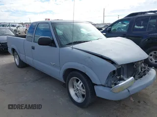 2002 Chevrolet S-10 LS with VIN 1GCCS19WX28104567, listed as a IAAI auction lot 41313360 with 133,400 mi miles. Bid and sale history available at carsss.com. Image 1.