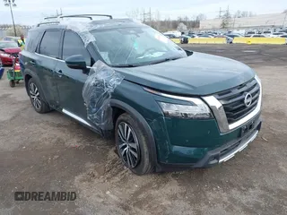 2024 Nissan Pathfinder Platinum z VIN 5N1DR3DJ7RC299781, wystawiony jako IAAI lot #41951795 z przebiegiem 6483 mil mil oraz . Historia ofert i sprzedaży dostępna na DreamBid. Obrazek 1.