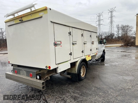 2017 Ford Econoline Commercial z VIN 1FDXE4FS0HDC69020, wystawiony jako Copart lot #87970525 z przebiegiem 165 607 mil mil oraz Czysty tytuł • Clean title. Historia ofert i sprzedaży dostępna na DreamBid. Obrazek 4.