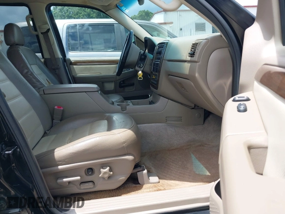 2005 Ford Explorer Eddie Bauer z VIN 1FMZU74K15UB12477, wystawiony jako IAAI lot #42779084 z przebiegiem 229 127 mil mil oraz . Historia ofert i sprzedaży dostępna na DreamBid. Obrazek 5.