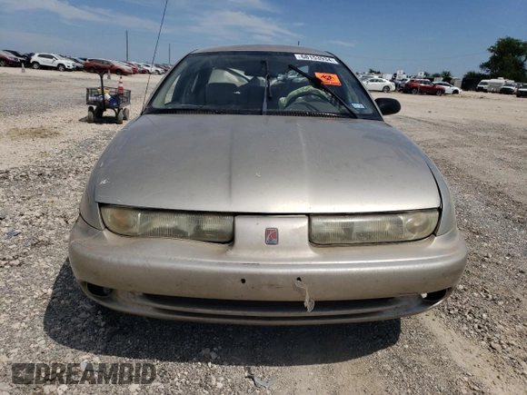 1998 Saturn SL z VIN 1G8ZK5271WZ265579, wystawiony jako Copart lot #68153934 z przebiegiem Nie podano mil oraz Szkoda całkowita • Salvage title. Historia ofert i sprzedaży dostępna na DreamBid. Obrazek 5.
