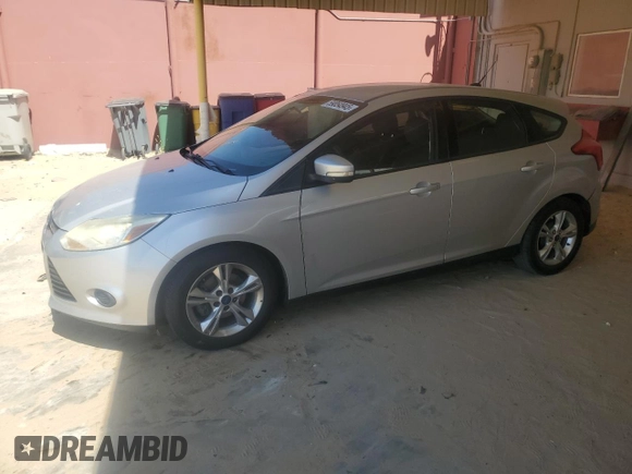 2014 Ford Focus SE z VIN 1FADP3K29EL239636, wystawiony jako Copart lot #59054945 z przebiegiem 130 960 mil mil oraz Czysty tytuł • Clean title. Historia ofert i sprzedaży dostępna na DreamBid. Obrazek 1.