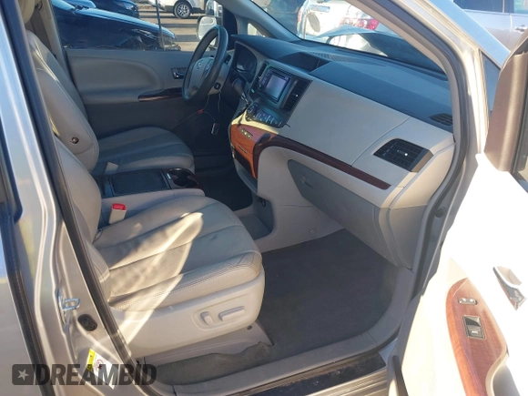 2014 Toyota Sienna XLE z VIN 5TDYK3DC9ES508300, wystawiony jako IAAI lot #41867307 z przebiegiem 93 798 mil mil oraz . Historia ofert i sprzedaży dostępna na DreamBid. Obrazek 5.