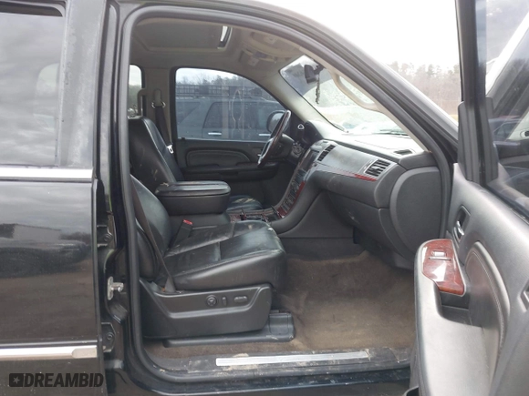 2009 Cadillac Escalade with VIN 1GYFK13269R147563, listed as a IAAI auction lot 41462689 with 210,095 mi miles. Bid and sale history available at carsss.com. Image 5.
