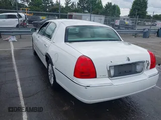 2007 Lincoln Town Car Signature z VIN 1LNHM81W77Y607433, wystawiony jako IAAI lot #42344423 z przebiegiem 190 760 mil mil oraz . Historia ofert i sprzedaży dostępna na DreamBid. Obrazek 3.