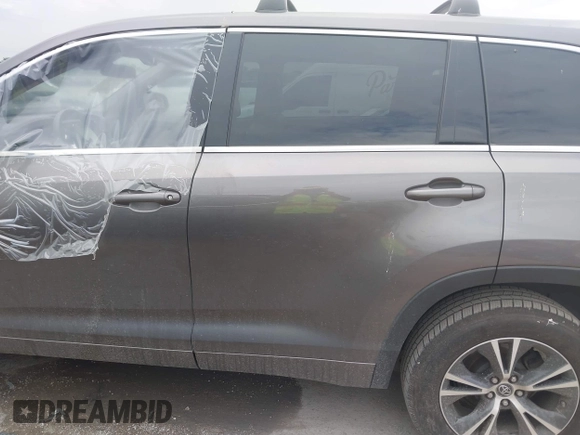 2018 Toyota Highlander LE with VIN 5TDZZRFH0JS236919, listed as a IAAI auction lot 42642151 with 121,266 mi miles and . Bid and sale history available at DreamBid. Image 15.