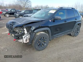 2020 Jeep Cherokee Trailhawk z VIN 1C4PJMBX5LD532516, wystawiony jako IAAI lot #41730502 z przebiegiem 85 543 mil mil oraz . Historia ofert i sprzedaży dostępna na DreamBid. Obrazek 17.