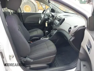 2015 Chevrolet Sonic LT z VIN 1G1JC5SH9F4112916, wystawiony jako IAAI lot #42265726 z przebiegiem 116 452 mil mil oraz . Historia ofert i sprzedaży dostępna na DreamBid. Obrazek 5.