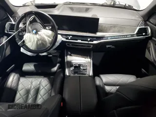 2024 BMW X5 xDrive40i z VIN 5UX23EU00R9U33915, wystawiony jako Copart lot #58737875 z przebiegiem Nie podano mil oraz Czysty tytuł • Clean title. Historia ofert i sprzedaży dostępna na DreamBid. Obrazek 8.