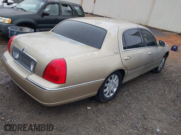2008 Lincoln Town Car Limited z VIN 2LNHM82V88X636673, wystawiony jako IAAI lot #41023893 z przebiegiem 128 185 mil mil oraz . Historia ofert i sprzedaży dostępna na DreamBid. Obrazek 4.