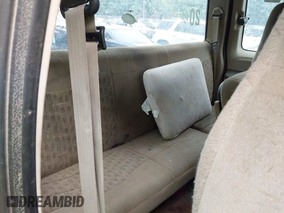 2000 Ford F-250 XL with VIN 1FTNX21FXYEC57021, listed as a IAAI auction lot 42674090 with 221,950 mi miles and . Bid and sale history available at DreamBid. Image 8.