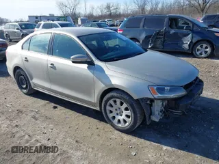 2014 Volkswagen Jetta SE z VIN 3VWD17AJ7EM316320, wystawiony jako IAAI lot #41464760 z przebiegiem 176 498 mil mil oraz . Historia ofert i sprzedaży dostępna na DreamBid. Obrazek 1.