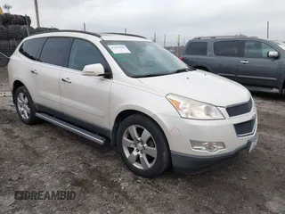 2011 Chevrolet Traverse 1LT z VIN 1GNKRGED2BJ400682, wystawiony jako IAAI lot #41679220 z przebiegiem 140 218 mil mil oraz . Historia ofert i sprzedaży dostępna na DreamBid. Obrazek 1.