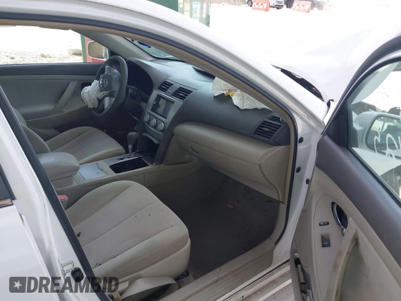 2011 Toyota Camry LE z VIN 4T1BF3EK6BU631409, wystawiony jako IAAI lot #42313431 z przebiegiem 117 409 mil mil oraz . Historia ofert i sprzedaży dostępna na DreamBid. Obrazek 5.