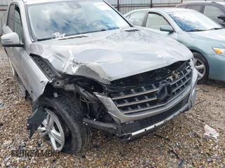 2015 Mercedes-Benz M 350 z VIN 4JGDA5HB0FA513409, wystawiony jako IAAI lot #41216564 z przebiegiem 60 539 mil mil oraz . Historia ofert i sprzedaży dostępna na DreamBid. Obrazek 6.