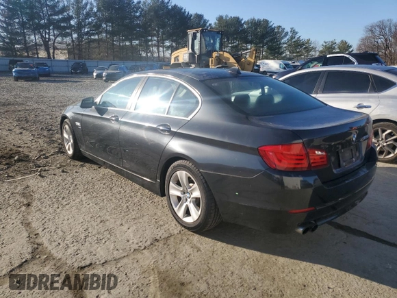 2012 BMW 5 Series 528i xDrive z VIN WBAXH5C56CDW08935, wystawiony jako Copart lot #48409735 z przebiegiem 169 985 mil mil oraz Czysty tytuł • Clean title. Historia ofert i sprzedaży dostępna na DreamBid. Obrazek 2.