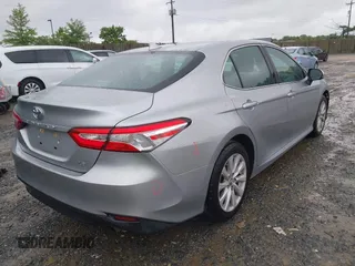 2019 Toyota Camry LE z VIN 4T1B11HK0KU698215, wystawiony jako IAAI lot #42319699 z przebiegiem 54 864 mil mil oraz . Historia ofert i sprzedaży dostępna na DreamBid. Obrazek 4.