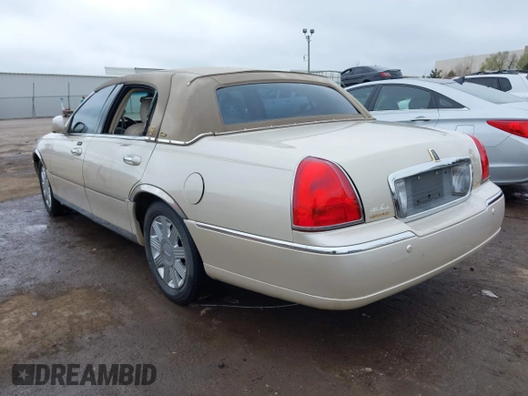 2003 Lincoln Town Car Cartier z VIN 1LNHM83W03Y656352, wystawiony jako IAAI lot #41898985 z przebiegiem 112 712 mil mil oraz . Historia ofert i sprzedaży dostępna na DreamBid. Obrazek 3.