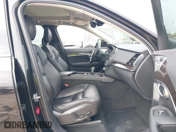2016 Volvo XC90 T6 Momentum with VIN YV4A22PK6G1051537, listed as a IAAI auction lot 41532906 with 183,697 mi miles. Bid and sale history available at carsss.com. Image 5.