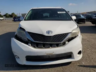 2017 Toyota Sienna SE z VIN 5TDXZ3DC9HS870641, wystawiony jako Copart lot #54788935 z przebiegiem 109 879 mil mil oraz Szkoda całkowita • Salvage title. Historia ofert i sprzedaży dostępna na DreamBid. Obrazek 5.