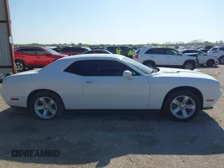 2013 Dodge Challenger SXT z VIN 2C3CDYAG7DH540656, wystawiony jako IAAI lot #41968868 z przebiegiem 110 907 mil mil oraz . Historia ofert i sprzedaży dostępna na DreamBid. Obrazek 14.