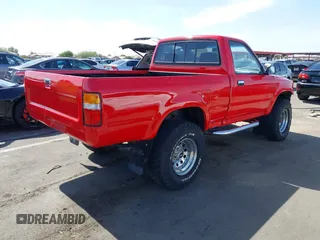 1990 Toyota Pickup DX z VIN JT4RN01P7L7019709, wystawiony jako IAAI lot #42448995 z przebiegiem 144 469 mil mil oraz . Historia ofert i sprzedaży dostępna na DreamBid. Obrazek 4.