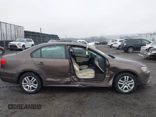 2011 Volkswagen Jetta Sedan SE w/Convenience & Sunroof PZEV with VIN 3VWDZ7AJ6BM374004, listed as a IAAI auction lot 41859636 with 236,113 mi miles. Bid and sale history available at carsss.com. Image 6.