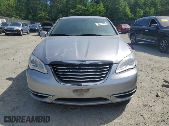 2014 Chrysler 200 Touring z VIN 1C3CCBBG5EN115279, wystawiony jako Copart lot #56313905 z przebiegiem 173 813 mil mil oraz Szkody całkowita. Historia ofert i sprzedaży dostępna na DreamBid. Obrazek 5.