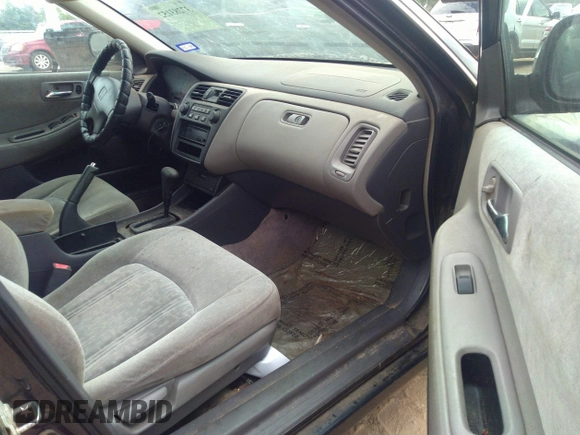 2000 Honda Accord EX z VIN 1HGCG5654YA033907, wystawiony jako IAAI lot #37283152 z przebiegiem 186 047 mil mil oraz . Historia ofert i sprzedaży dostępna na DreamBid. Obrazek 5.