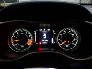2015 Jeep Cherokee Latitude z VIN 1C4PJMCS8FW578532, wystawiony jako Copart lot #56816125 z przebiegiem 108 423 mil mil oraz Szkoda całkowita • Salvage title. Historia ofert i sprzedaży dostępna na DreamBid. Obrazek 9.