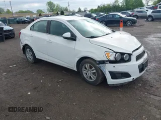 2014 Chevrolet Sonic LT z VIN 1G1JC5SHXE4230326, wystawiony jako IAAI lot #42109804 z przebiegiem 156 645 mil mil oraz . Historia ofert i sprzedaży dostępna na DreamBid. Obrazek 1.
