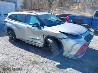 2021 Toyota Highlander XSE with VIN 5TDLZRBH8MS108802, listed as a IAAI auction lot 41645065 with 81,337 mi miles. Bid and sale history available at carsss.com. Image 1.