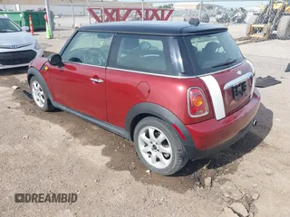 2009 MINI Hardtop z VIN WMWMF33579TW73000, wystawiony jako IAAI lot #42244237 z przebiegiem 108 332 mil mil oraz . Historia ofert i sprzedaży dostępna na DreamBid. Obrazek 3.