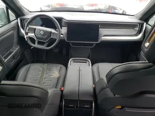 2025 Rivian R1S Adventure z VIN 7PDSGBBA3SN046975, wystawiony jako Copart lot #42880125 z przebiegiem Nie podano mil oraz Szkoda całkowita • Salvage title. Historia ofert i sprzedaży dostępna na DreamBid. Obrazek 8.