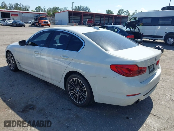 2018 BMW 5 Series 530i z VIN WBAJA5C53JG898590, wystawiony jako IAAI lot #42143629 z przebiegiem 135 111 mil mil oraz . Historia ofert i sprzedaży dostępna na DreamBid. Obrazek 3.