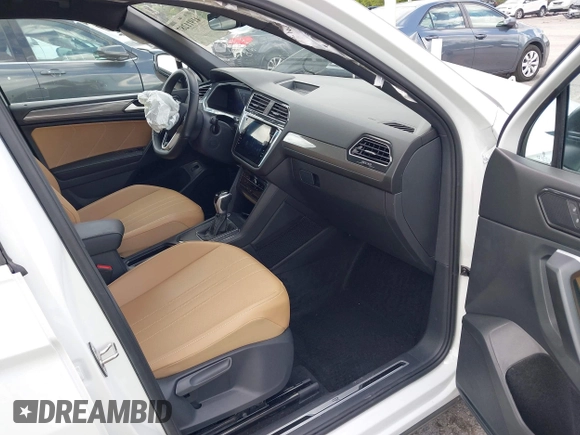 2024 Volkswagen Tiguan SE R-Line Black z VIN 3VVCB7AX1RM037369, wystawiony jako IAAI lot #41911287 z przebiegiem 16 458 mil mil oraz . Historia ofert i sprzedaży dostępna na DreamBid. Obrazek 5.