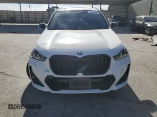 2023 BMW X1 xDrive28i z VIN WBX73EF07P5W78545, wystawiony jako Copart lot #54510885 z przebiegiem 15 197 mil mil oraz Szkoda całkowita • Salvage title. Historia ofert i sprzedaży dostępna na DreamBid. Obrazek 5.