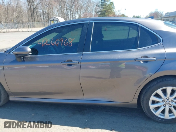2019 Toyota Camry LE z VIN 4T1B11HK9KU245615, wystawiony jako IAAI lot #42066968 z przebiegiem 130 042 mil mil oraz . Historia ofert i sprzedaży dostępna na DreamBid. Obrazek 15.