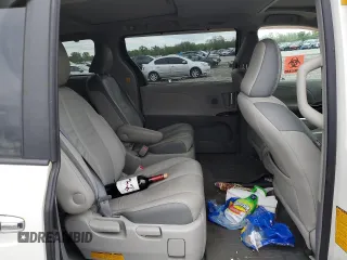 2011 Toyota Sienna XLE z VIN 5TDDK3DC7BS017072, wystawiony jako Copart lot #54687525 z przebiegiem 128 385 mil mil oraz Szkoda całkowita • Salvage title. Historia ofert i sprzedaży dostępna na DreamBid. Obrazek 10.