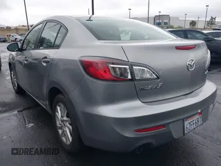 2013 Mazda 3 i Touring z VIN JM1BL1VP9D1776008, wystawiony jako IAAI lot #42185317 z przebiegiem 174 085 mil mil oraz . Historia ofert i sprzedaży dostępna na DreamBid. Obrazek 3.