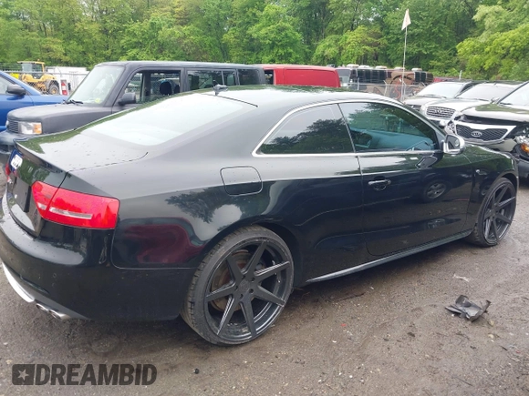 2010 Audi S5 Premium Plus z VIN WAUCVAFR9AA062970, wystawiony jako IAAI lot #42226065 z przebiegiem 128 747 mil mil oraz . Historia ofert i sprzedaży dostępna na DreamBid. Obrazek 13.