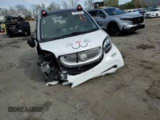 2016 Smart fortwo Passion z VIN WMEFJ5DA4GK141225, wystawiony jako Copart lot #48356965 z przebiegiem 65 928 mil mil oraz Szkody całkowita. Historia ofert i sprzedaży dostępna na DreamBid. Obrazek 11.