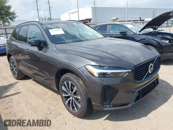 2025 Volvo XC60 Plus z VIN YV4M12RC0S1172417, wystawiony jako IAAI lot #42438854 z przebiegiem 2 853 mil mil oraz . Historia ofert i sprzedaży dostępna na DreamBid. Obrazek 1.