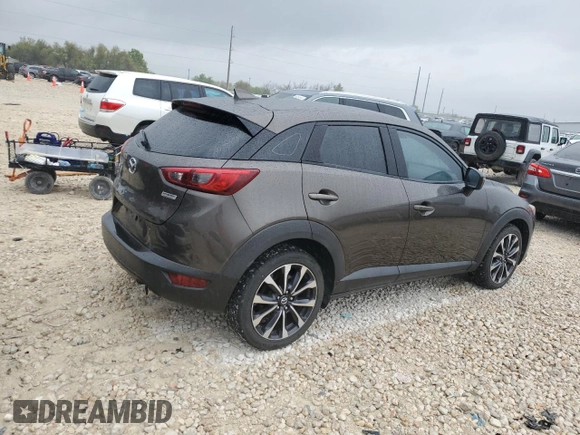 2019 Mazda CX-3 Touring z VIN JM1DKDC71K1408158, wystawiony jako Copart lot #50463675 z przebiegiem 95 578 mil mil oraz Czysty tytuł • Clean title. Historia ofert i sprzedaży dostępna na DreamBid. Obrazek 3.