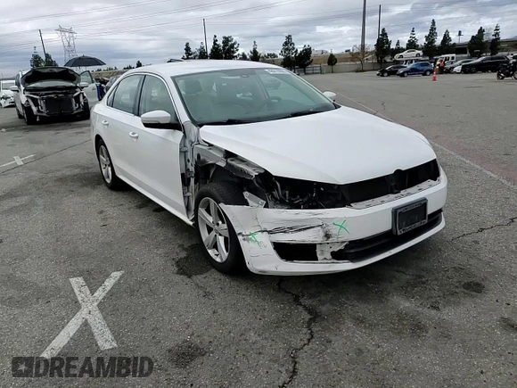 2014 Volkswagen Passat Wolfsburg Edition z VIN 1VWAT7A3XEC021986, wystawiony jako Copart lot #48819995 z przebiegiem 125 699 mil mil oraz Szkoda całkowita • Salvage title. Historia ofert i sprzedaży dostępna na DreamBid. Obrazek 10.