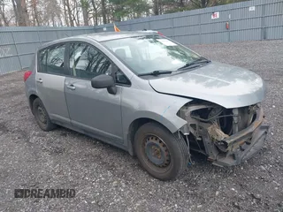 2009 Nissan Versa S z VIN 3N1BC13E59L392439, wystawiony jako IAAI lot #41969410 z przebiegiem 131 197 mil mil oraz . Historia ofert i sprzedaży dostępna na DreamBid. Obrazek 1.